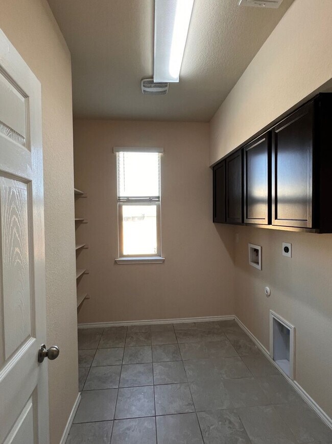 Building Photo - Spacious 5-Bedroom Harker Heights Home with 3 Living Areas & 3-Car Garage