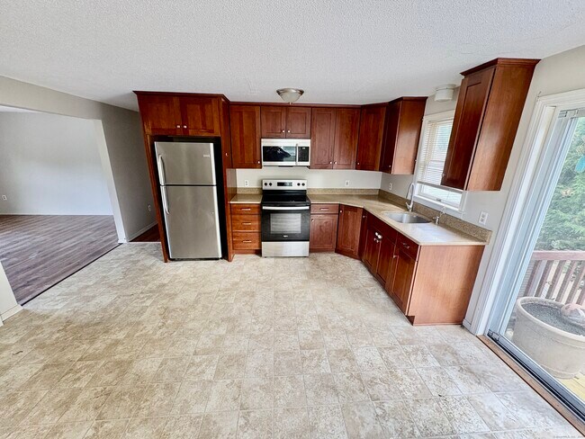 Building Photo - 14 Fairway Dr