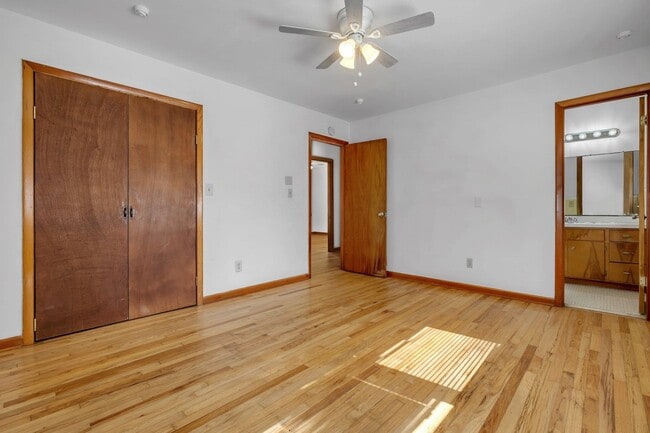 Building Photo - 123 Columbia Dr
