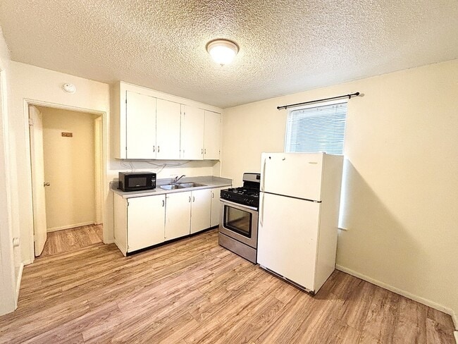 Building Photo - 560 S 600 E