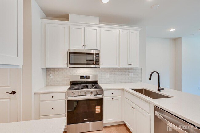 Building Photo - 323 Sadie Cir