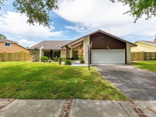 Building Photo - 741 E Plantation Cir