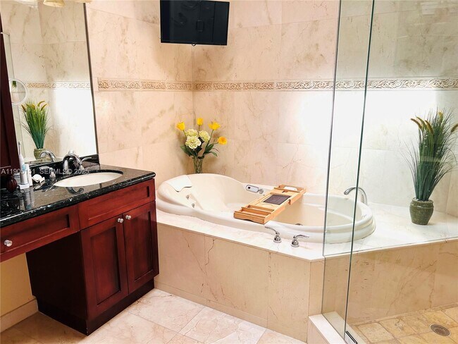 Building Photo - 484 Commodore Cir