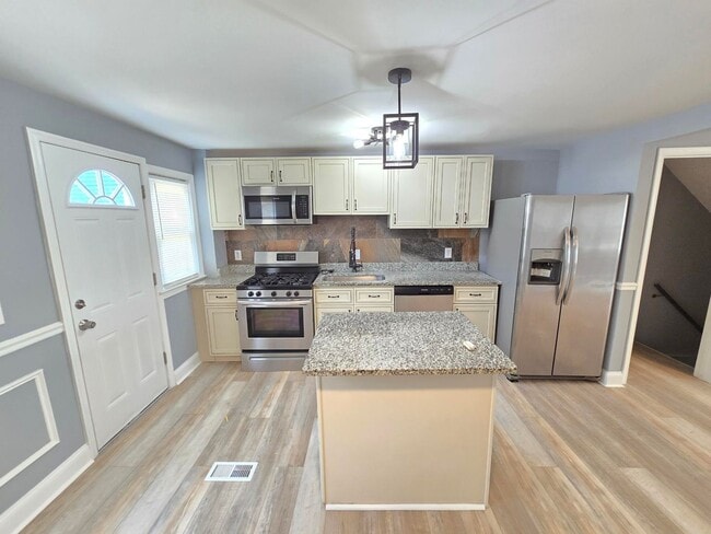 Building Photo - Beautiful 4 Bedroom 2 Bathroom East Baltim...