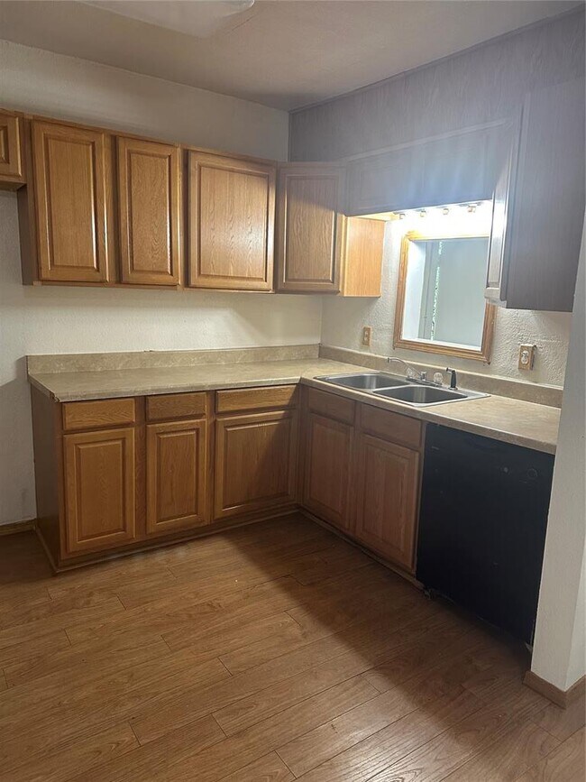 Building Photo - 815 Sunset Dr