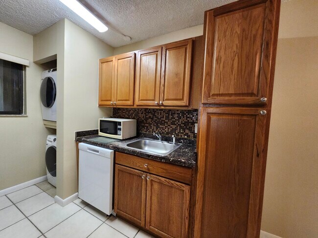 Building Photo - 545 Trace Cir