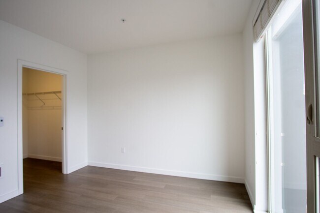Building Photo - 3rd Floor Modern & Sleek 1Bdr w/Floor-to-C...