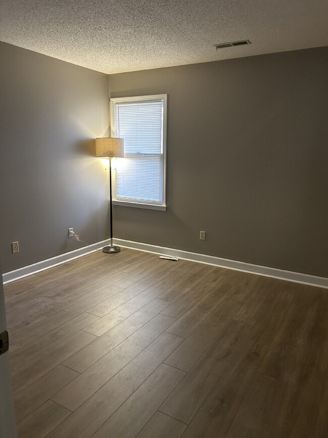 Building Photo - "Stylish 3-Bedroom First Floor Condo in Kernersville – Spacious and updated with 2 Full Baths!"