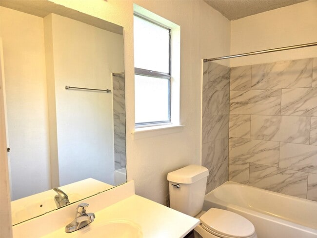 Building Photo - 13427 Juniper Point Dr