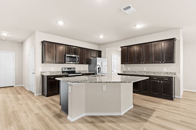 Building Photo - 4 bedroom 2 bath in Creekside Hills with Pool Access