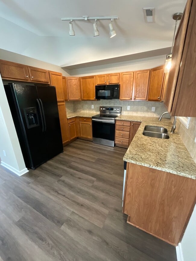 Building Photo - Charming One level 3/2 Home in Oakhurst in...