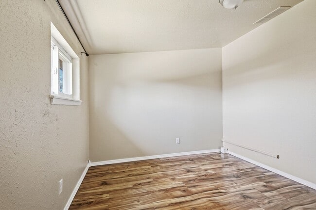 Building Photo - Three Bedroom Home with Bonus Room