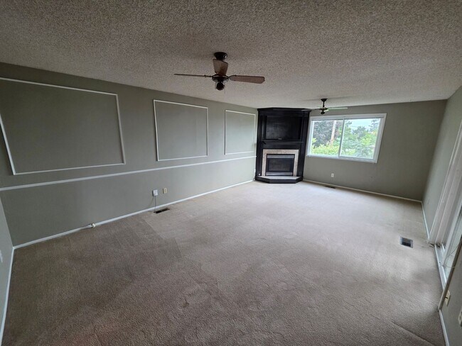 Building Photo - Beautiful Home in 5 Mile