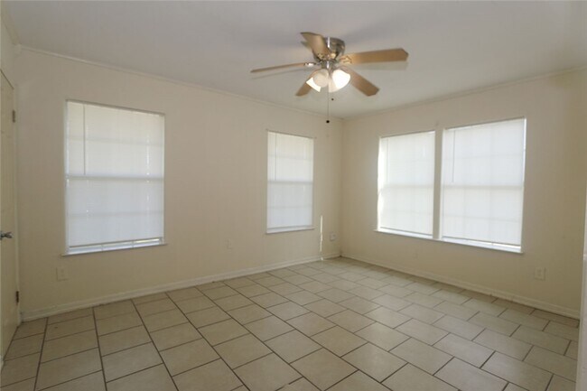 Building Photo - 2927 S Staples St