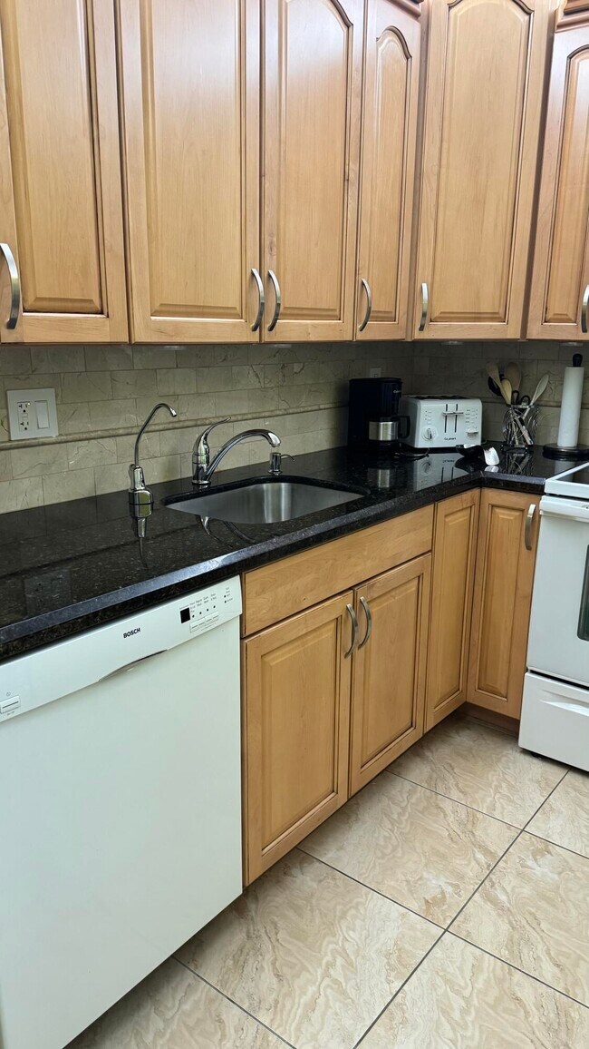 Building Photo - 2841 Somerset Dr
