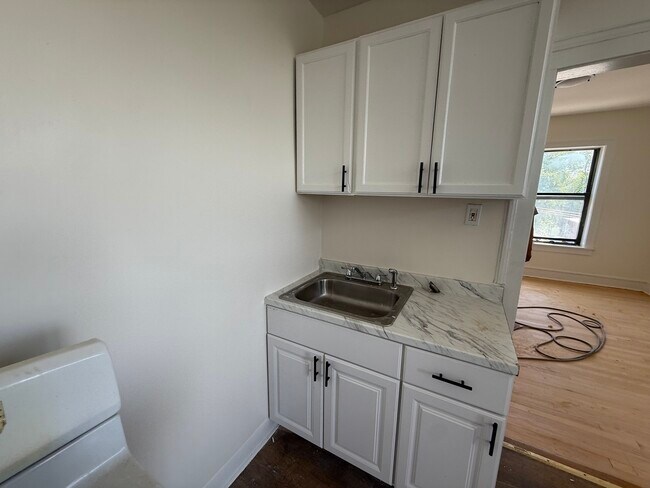 Building Photo - 7351 N Damen Ave