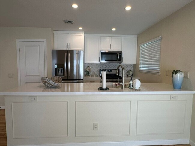 Building Photo - Stunning END-UNIT 3-bedroom condominium located in Agoura Hills