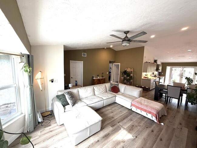 Building Photo - 4492 Brook Dr