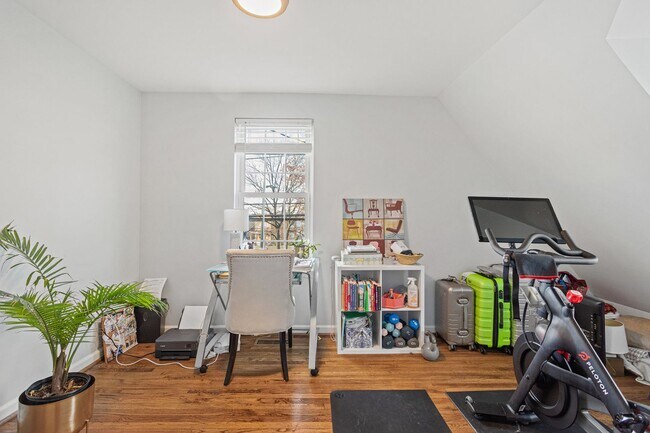 Building Photo - Amazing Anacostia Abode!