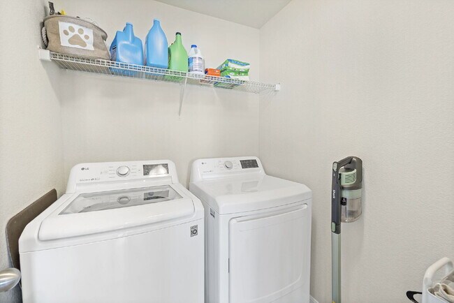 Building Photo - Spacious 3 Bed in Ventana – Open Layout, Fenced Backyard, Community Pool & Gym