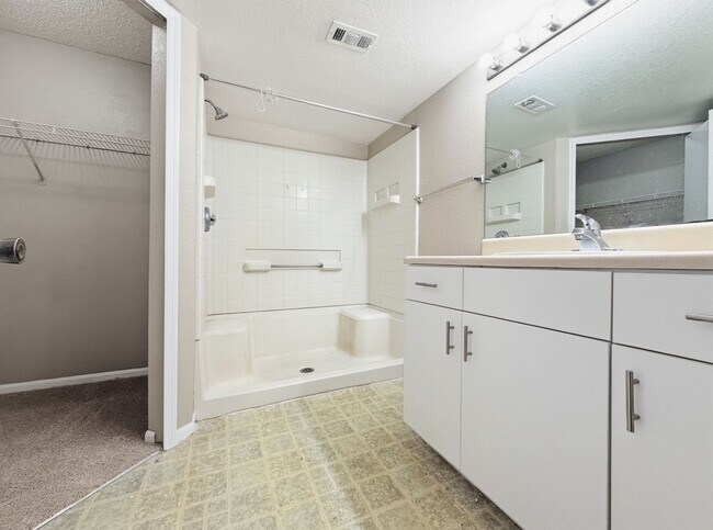 Building Photo - 3rd Floor 2/2 Condo near Millenia Mall with private patio