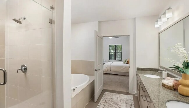Building Photo - Elegant 2/2 Apt – Modern Living at Its Best!