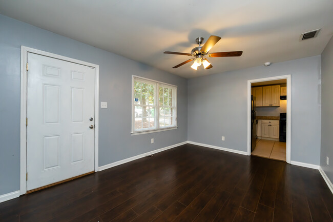 Building Photo - 4713 Belle Plaine Dr
