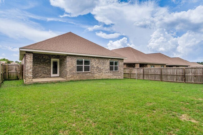 Building Photo - 4 Bedroom 2 Bath Home for Rent w/ Communit...