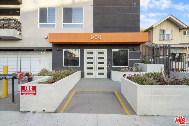 Building Photo - 900 S Kenmore Ave