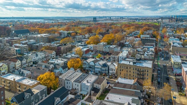 Building Photo - 10 Apollo St