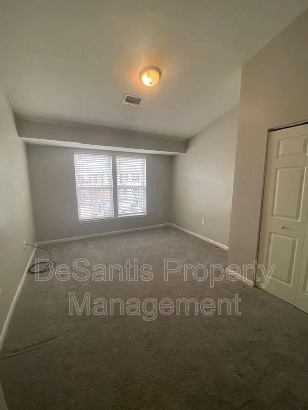 Building Photo - 640 E Village Green Blvd