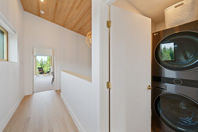 Building Photo - 730 Solitude Ln
