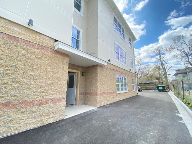 Building Photo - 7441 N Rogers Ave