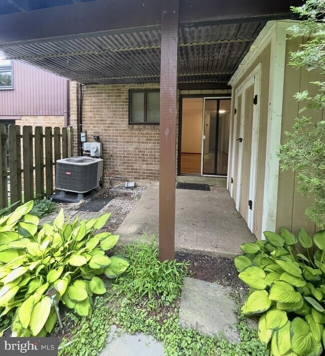 Building Photo - 5 Briardale Ct