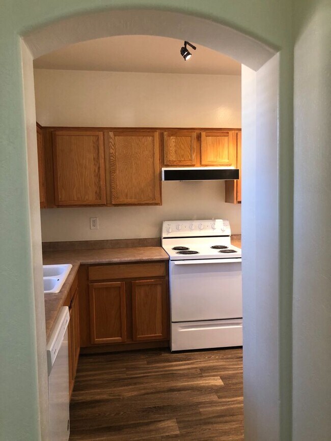 Building Photo - 3 bedroom 2.5 bath home - 2 car garage - S...