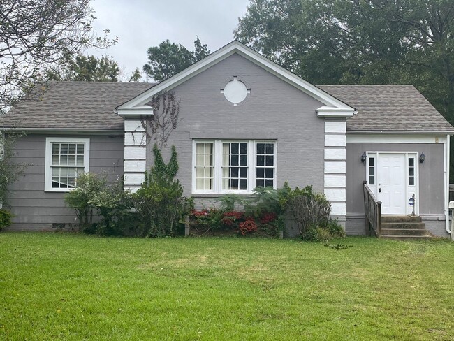 Building Photo - Southmont home with large backyard