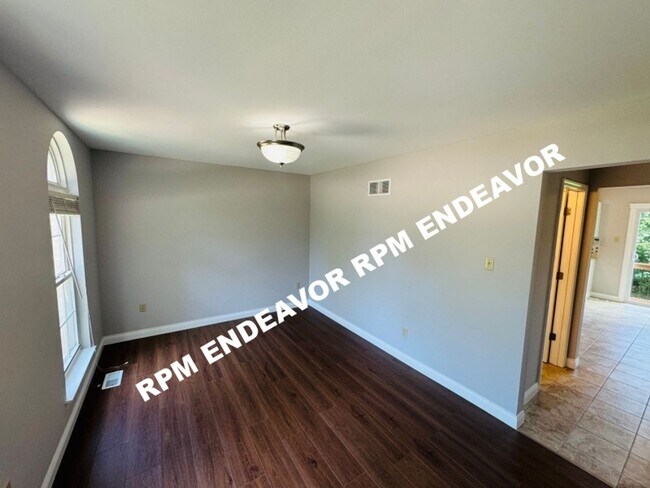 Building Photo - Spacious 4 bedroom, 2.5 bath home availabl...
