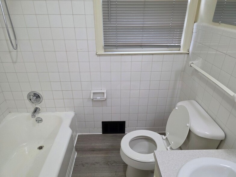 Bathroom - 685 Coleman Ave