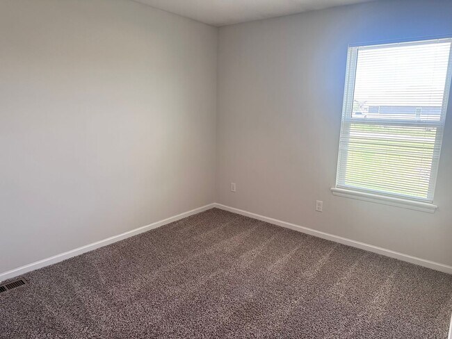 Building Photo - 3 Bed | 2.5 Bath | 1 Car Garage Townhome in Grain Valley