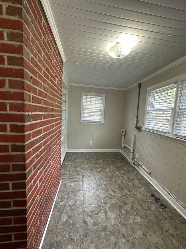 Building Photo - Modernized 3 bed 1 bath house