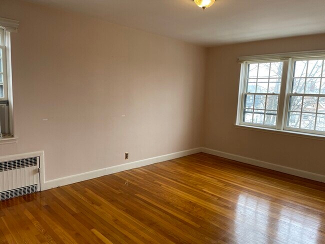 Building Photo - 58 Elm St