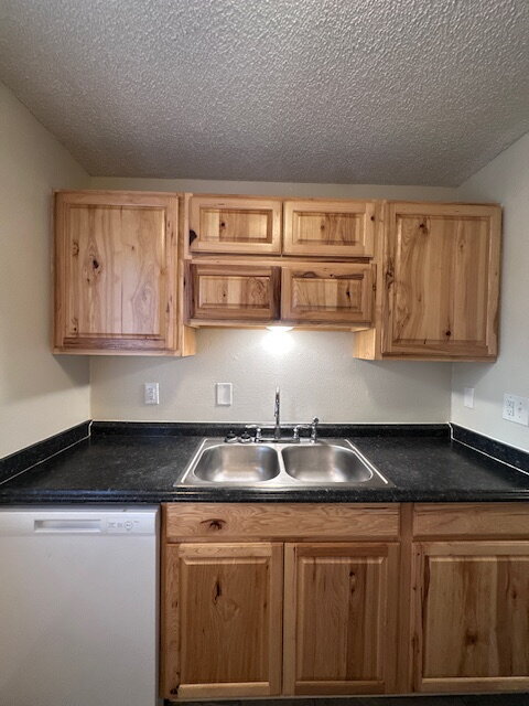 Building Photo - Charming 2-Bed Oasis with Modern Comforts on Powell Blvd.