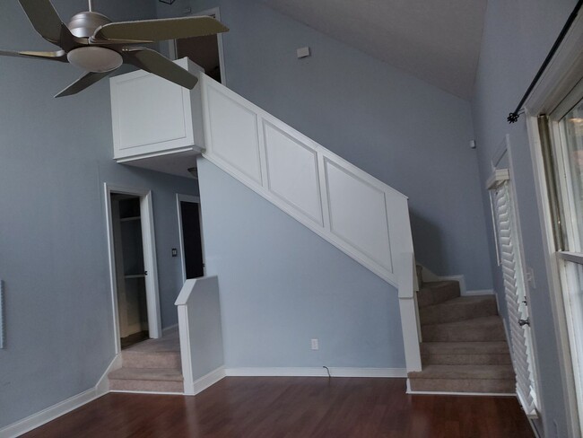 Building Photo - Beautiful contemporary home with high ceil...