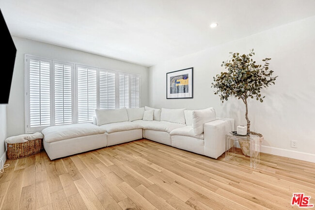 Building Photo - 339 N Oakhurst Dr