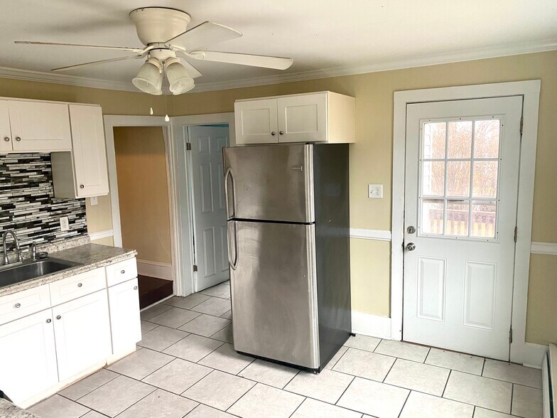 Building Photo - 19 Center St