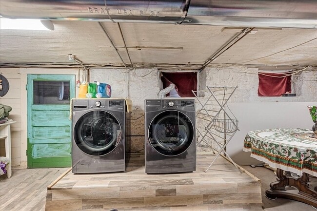 Building Photo - 51 Roslin St