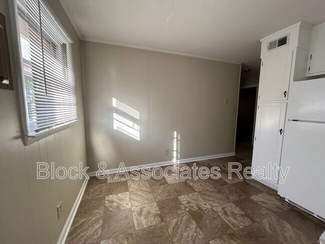 Building Photo - 110 Hedgecock Ave SW