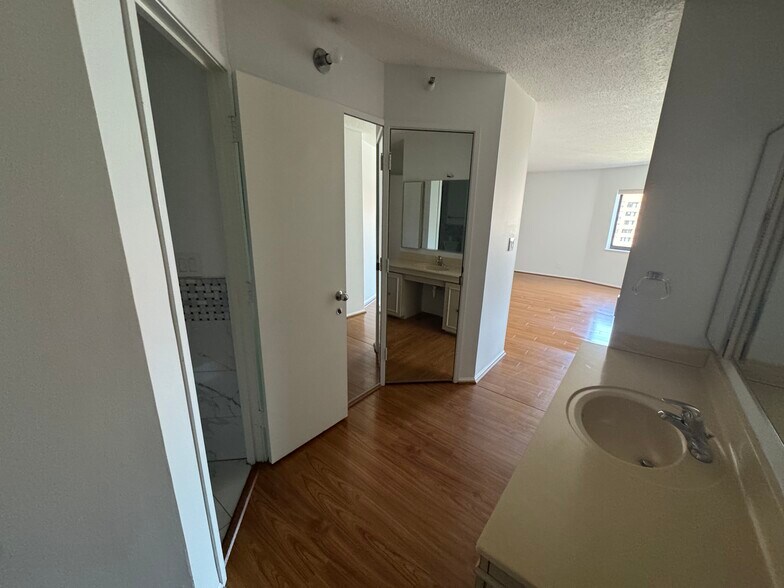 Building Photo - 1600 N Oak St