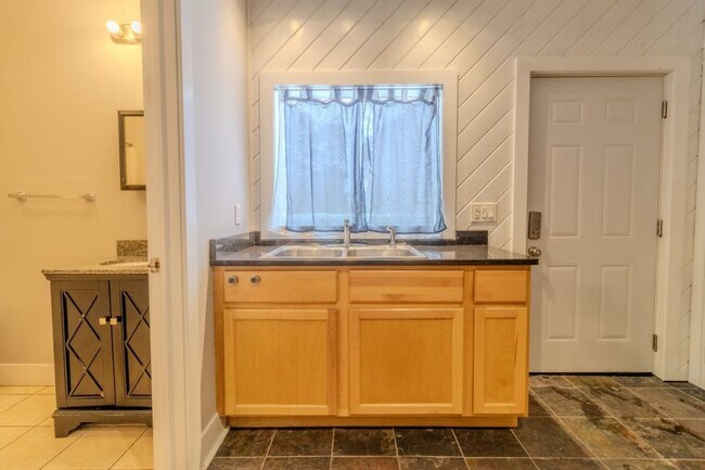 Building Photo - 933 E Front St