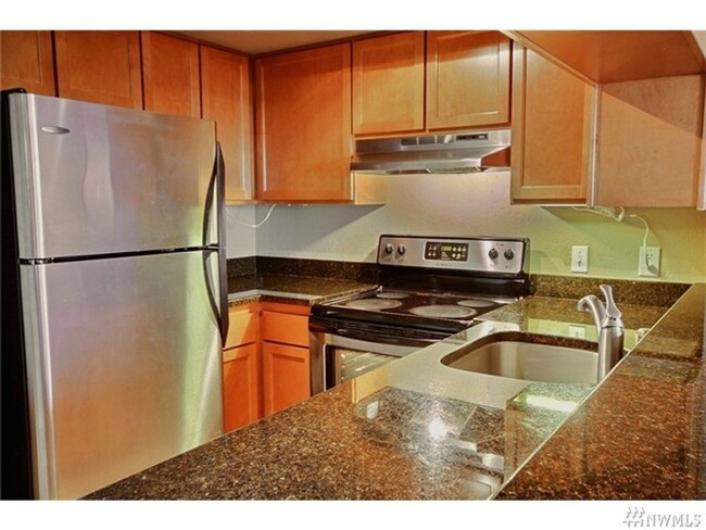 Building Photo - 2 Bed 1 Bath Condo in Remodeled Esplanade ...